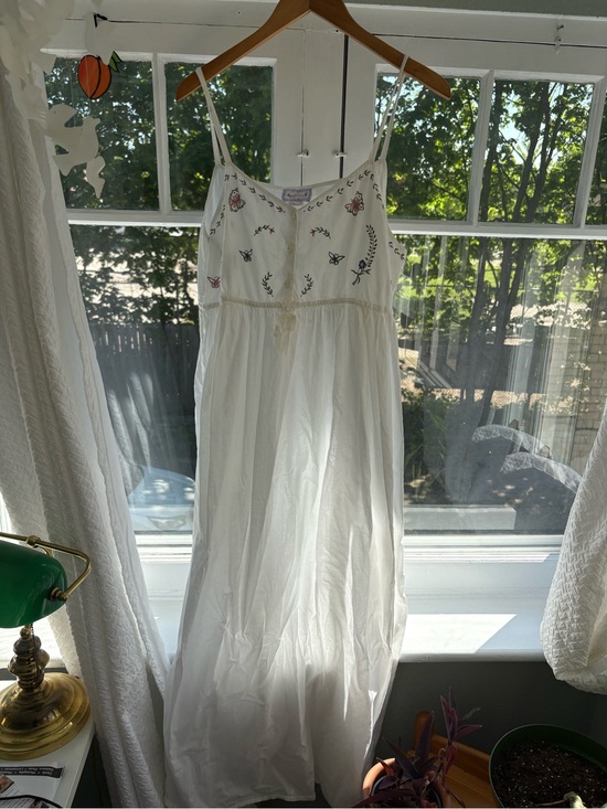 Dresses & Skirts - Vintage Embroidered Dress